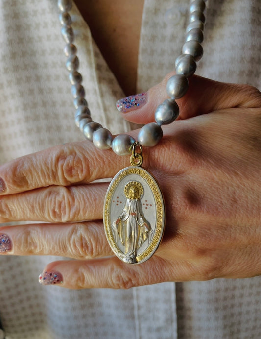 COLLANA DI PERLE GRIGIE CON MEDAGLIA MIRACOLOSA