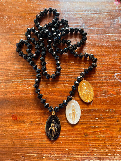 COLLANA CRISTALLI CON TRE MEDAGLIE
